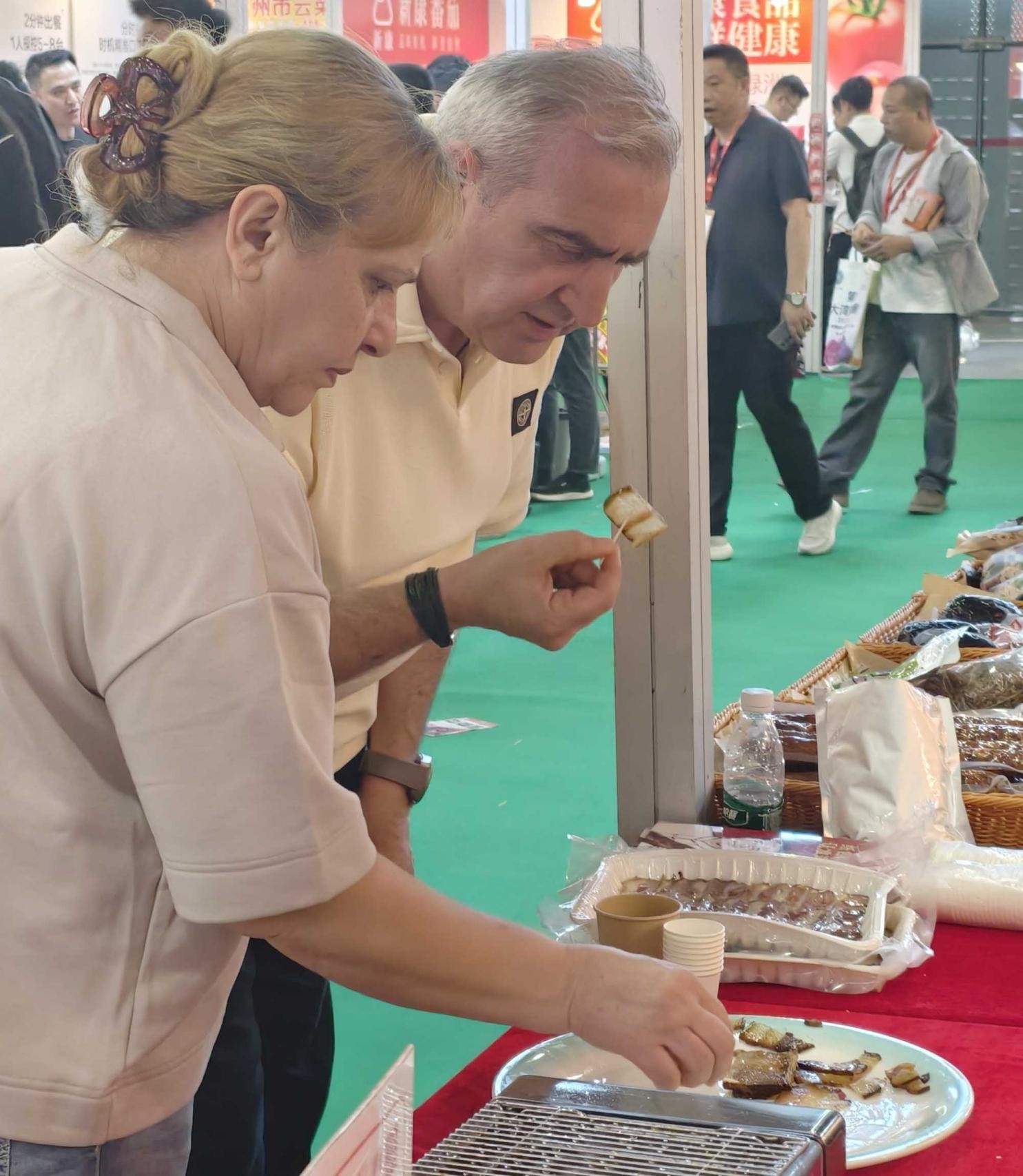非遗魅力助推湘品出湘｜湖湘肴安化纸包腊肉“香”动2025广州餐博会